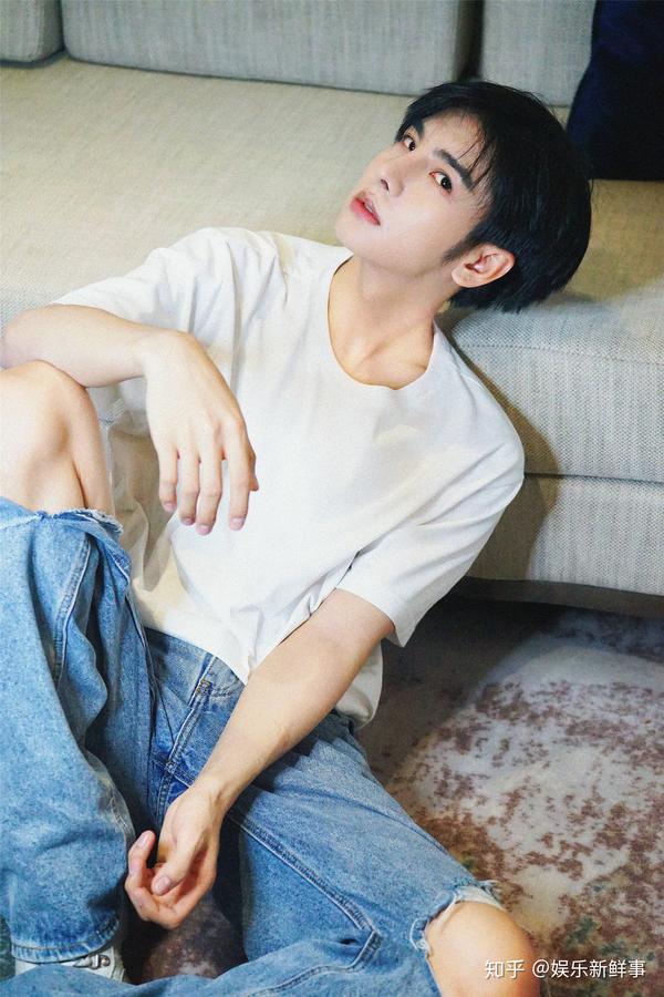 郑繁星首发单曲获好评生日直播好友现身逗趣无穷