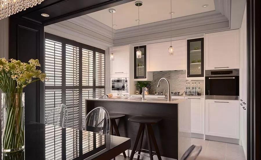 设计师运用客厅过道尾端延伸规划中岛餐厅,以爱迪生复古造型灯饰和