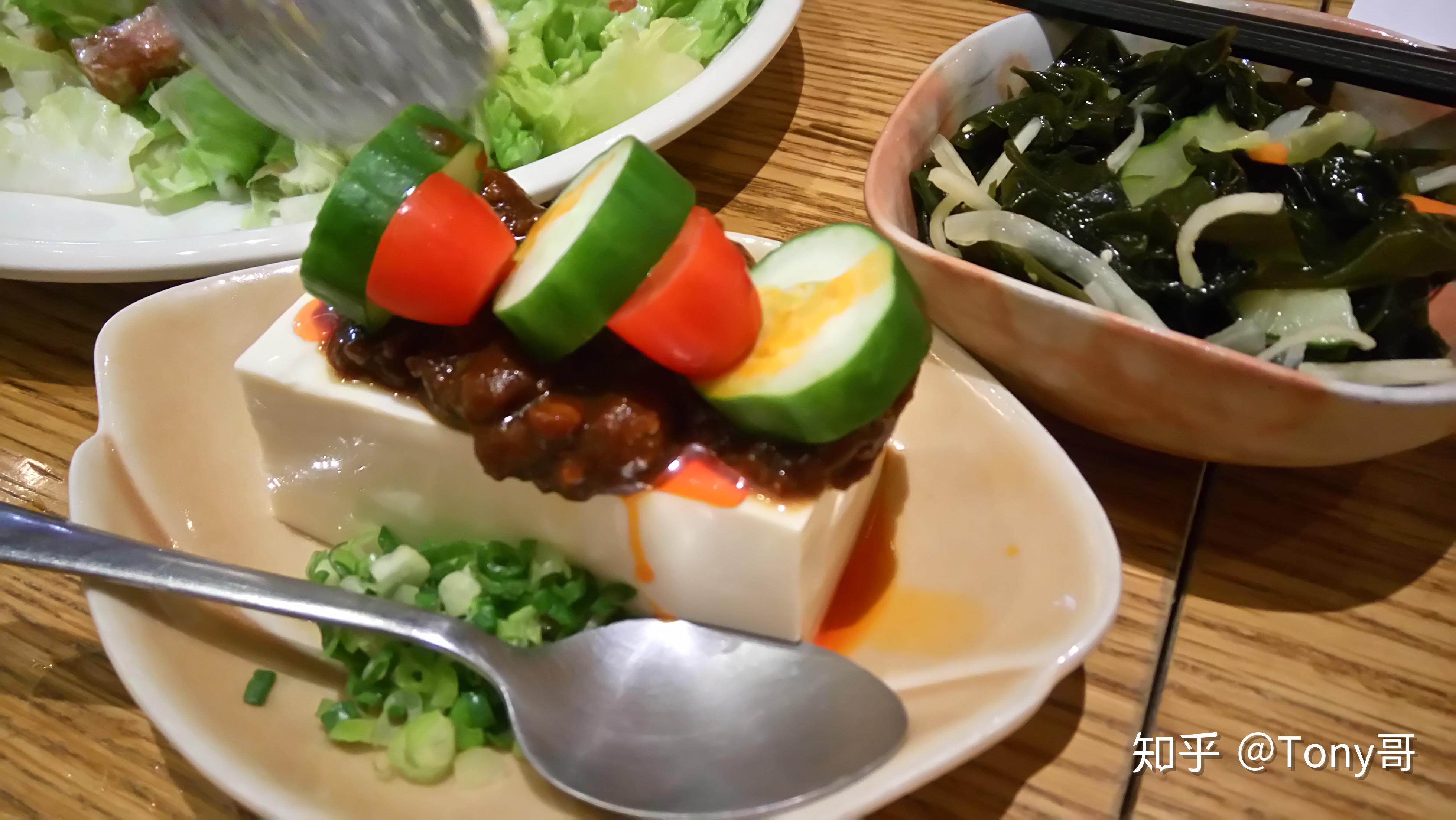 越南小吃中经常要加入鱼露及蟹酱等特有的调料,蟹酱米粉就是(下).