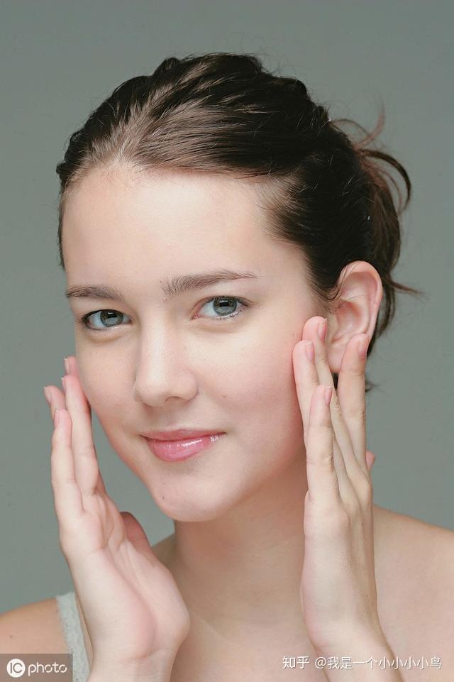 爽肤水的正确用法步骤 v2-14219042a037ef3493a823607300a258_r.jpg