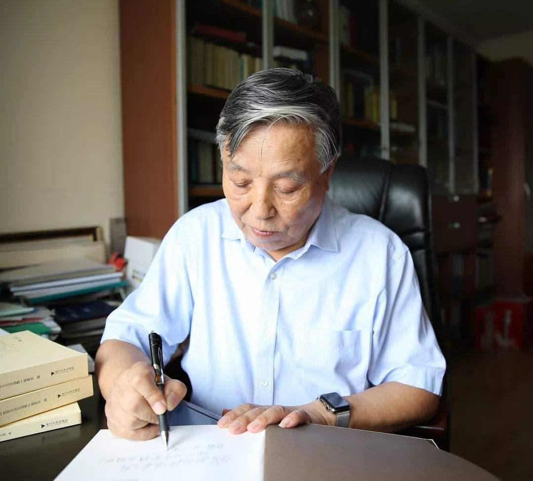 贺贤土院士文理兼通探秘科学