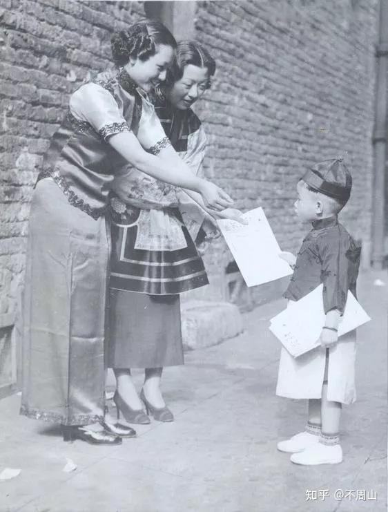 身着时尚服饰,显得丰满成熟民国著名歌后周璇潘素,民国时期著名的山水