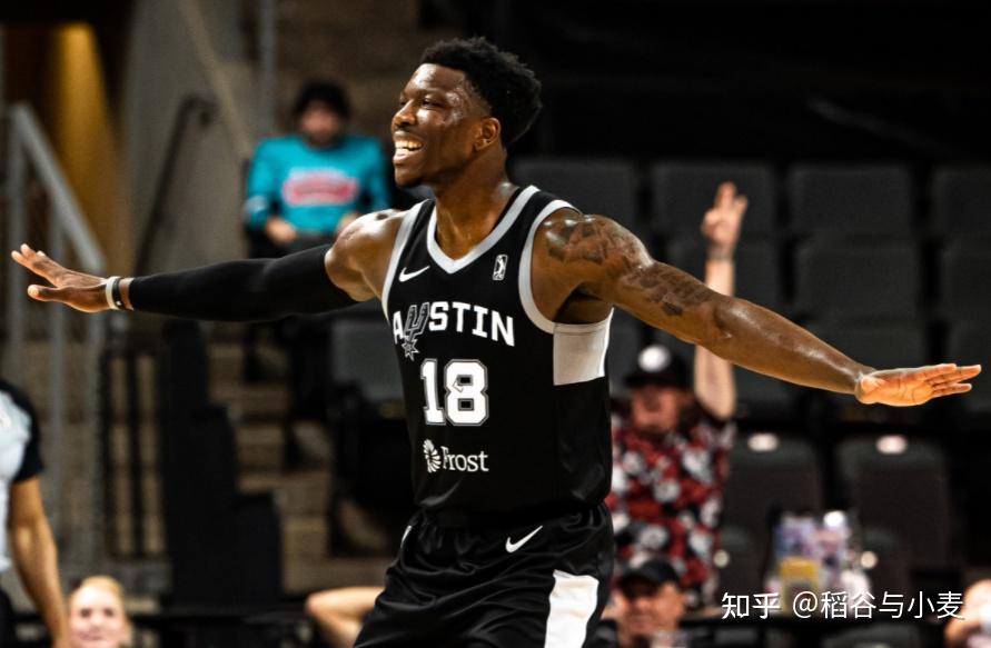 比赛中奥斯汀马刺的内线球员德文泰-卡考克表现出色,出场28分钟,投篮