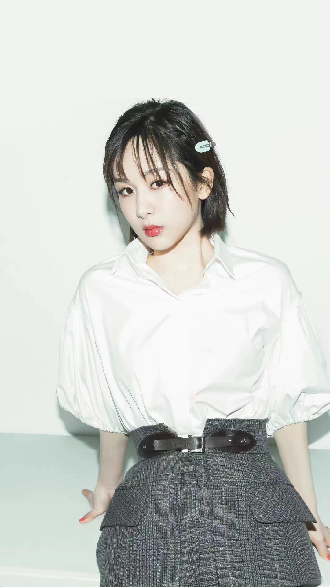 67杨紫穿白色灯笼袖衬衫配假两件格纹西装裤舒适干练显气质