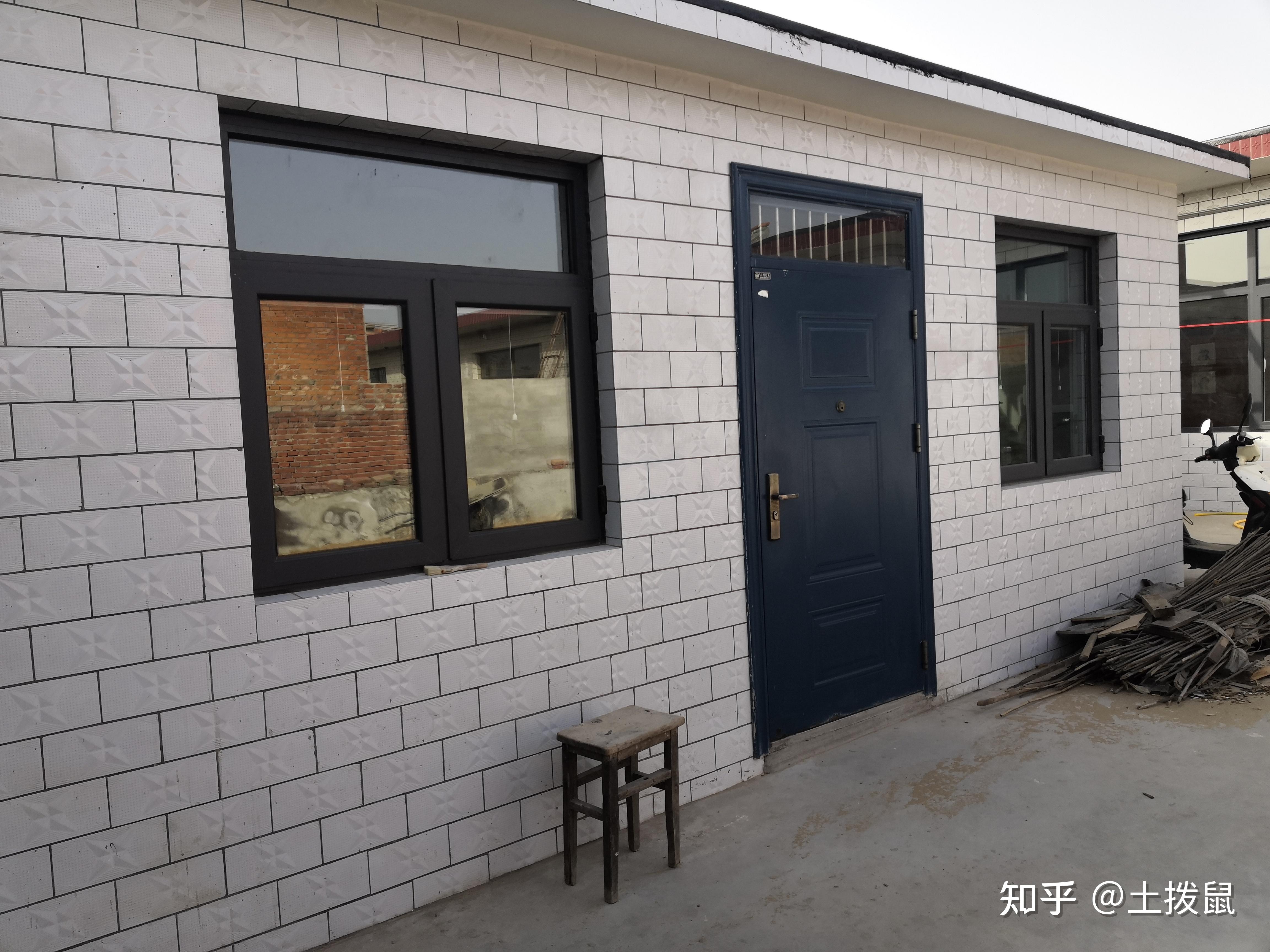 厨房的外观刚刚建完没多久,偶尔用大灶做饭需要柴火,厨房外面成捆的是