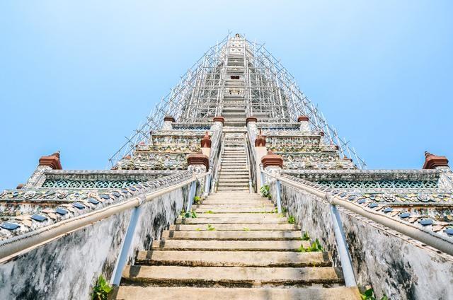人工河畔的雄伟寺庙，贴满瓷片，象征着泰国一代王朝 - 知乎