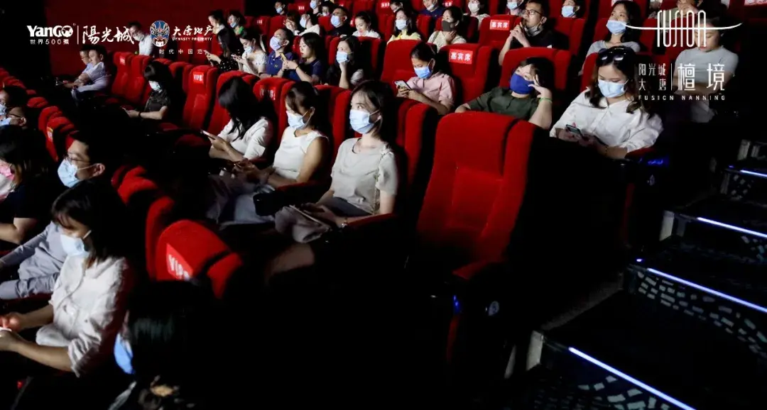 6,夏日观影会采用充气水池 鱼类组合,亲子可以在水池旁边捞水池里面的