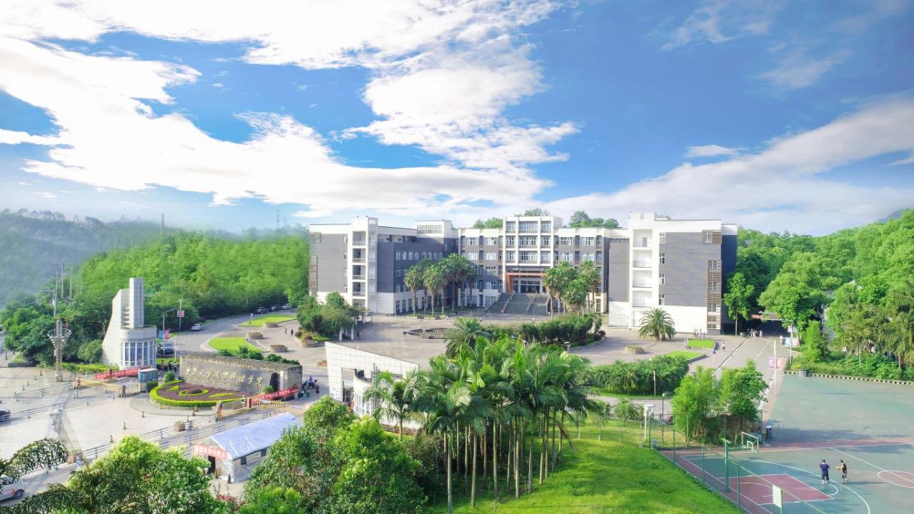 重庆城市科技学院因网红食堂太豪华被称为皇家128