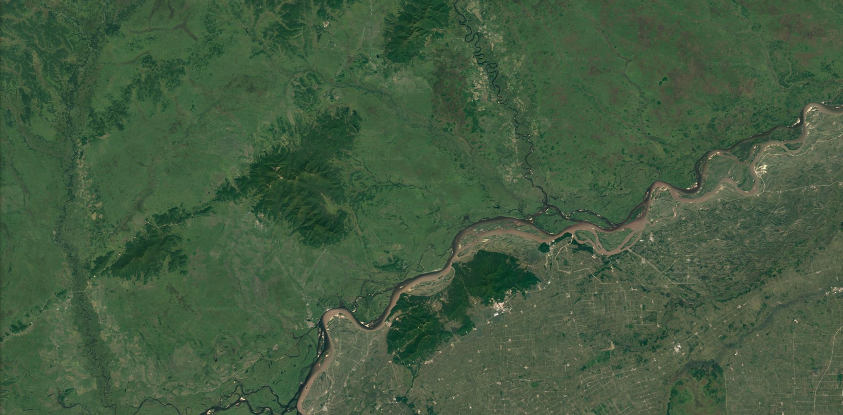 松阿察河,左侧深色的为鸡西的农田村庄,右侧为俄罗斯联邦的沼泽林地