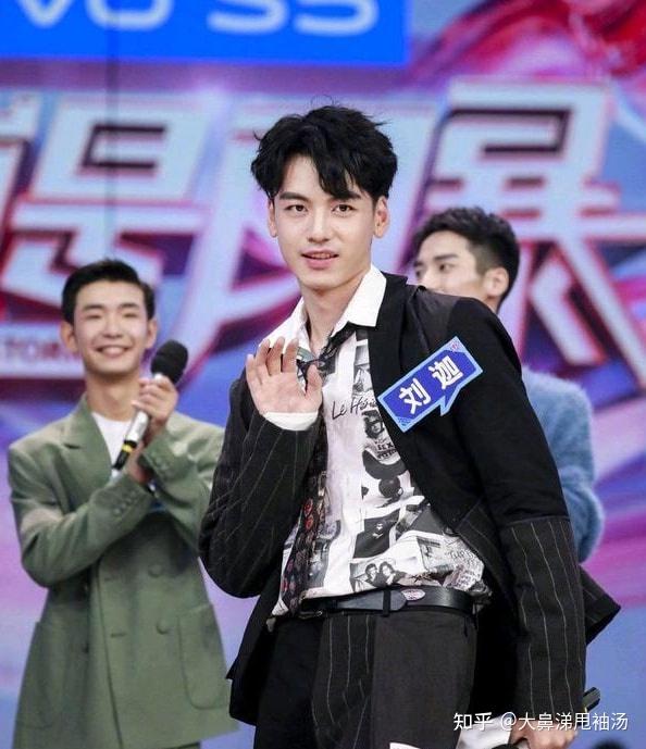 刘迦今年30岁,他的女朋友大他13岁,并且有一个即将成年的女儿.