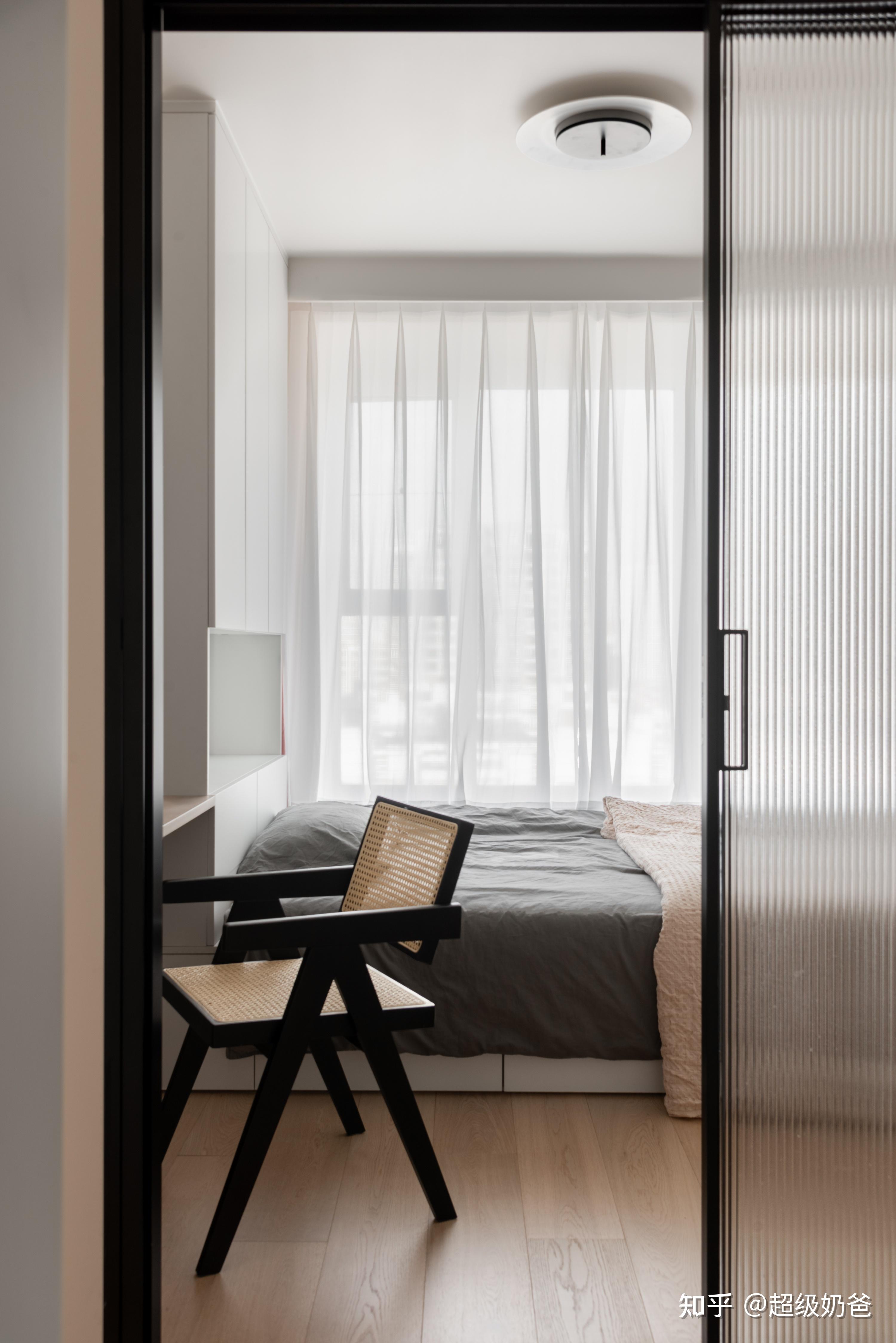 双扇玻璃推拉门使空间通透且增加过道采