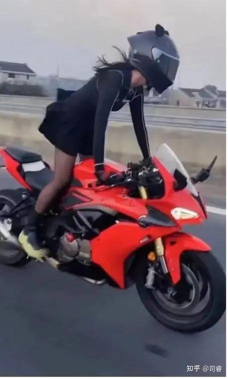 21岁男网红“死亡原因”冲上热搜第一，他复制了江苏女网红的命运……