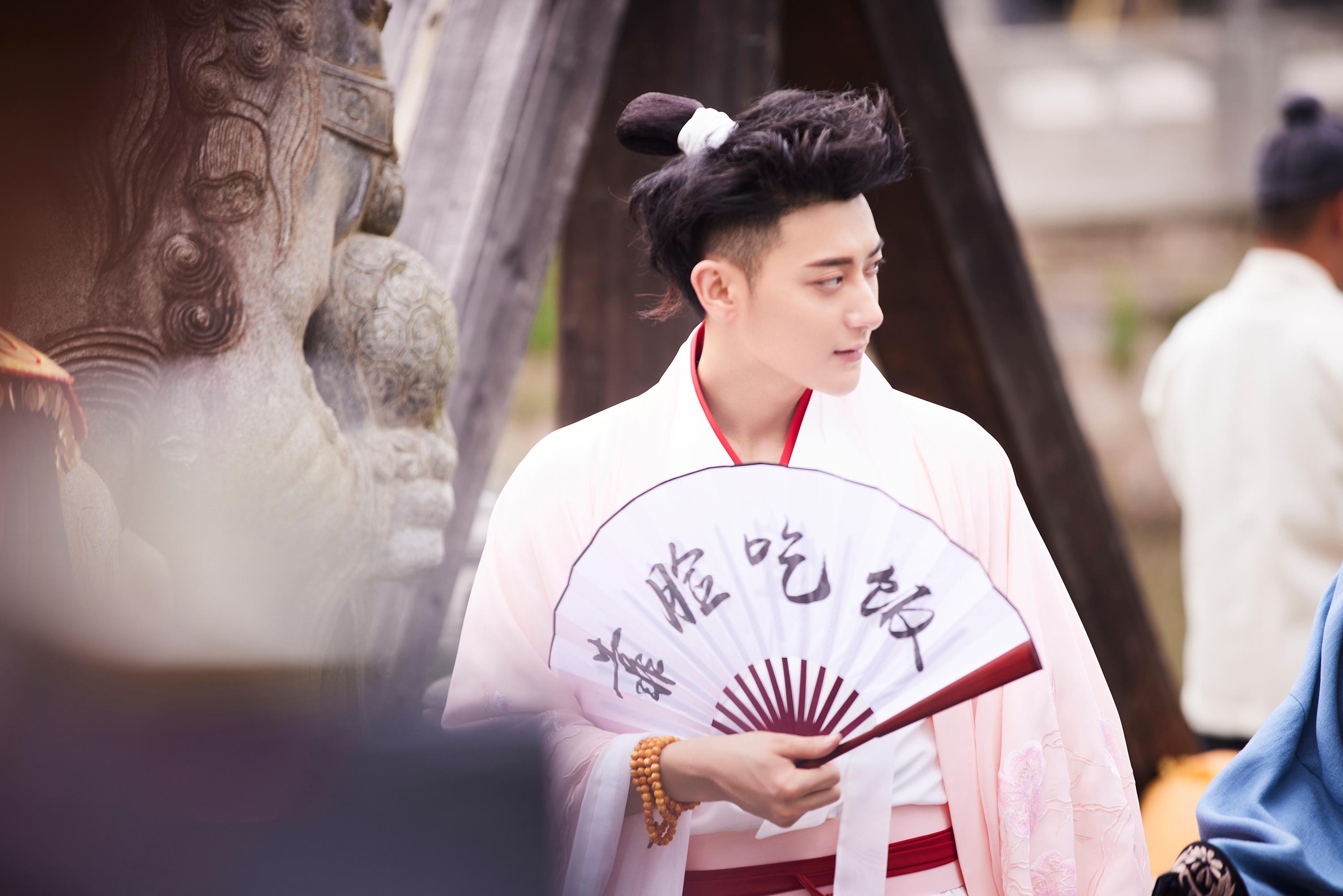 黄子韬萌探探探案机智挑战卧底身份暖心帮赵雅芝扇风收获好评