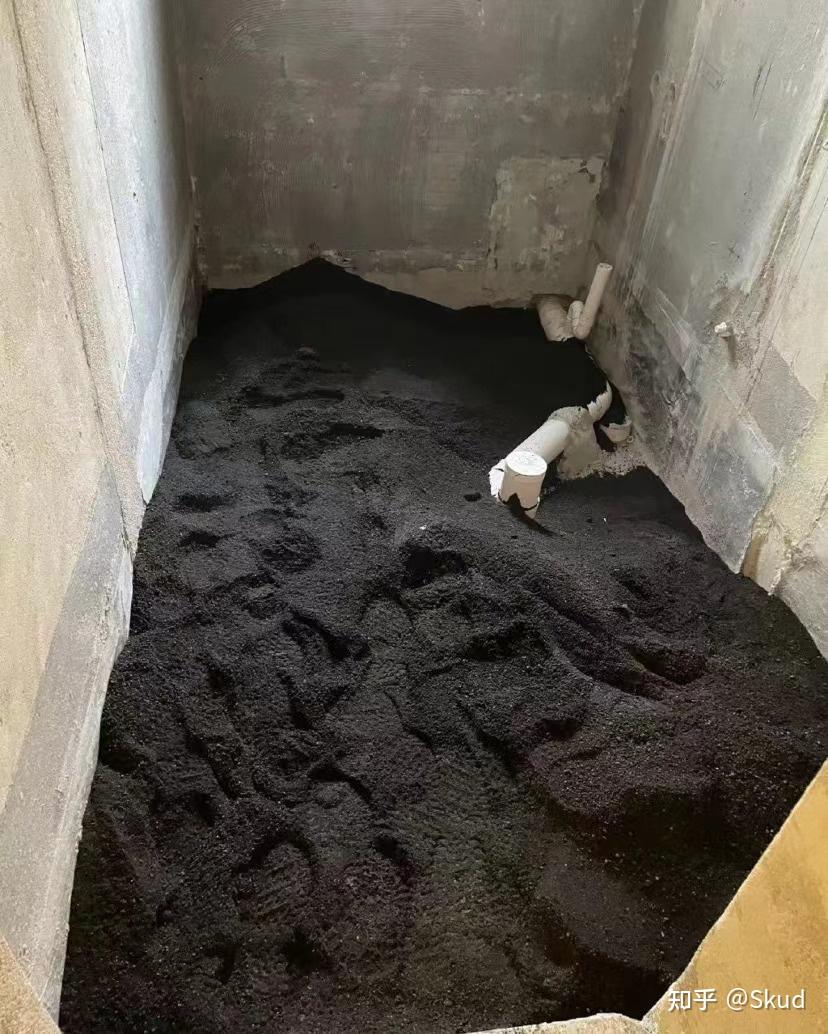 而且由于碳渣比较小且细,回填时一定要填得很严实,不然在后期容易出现