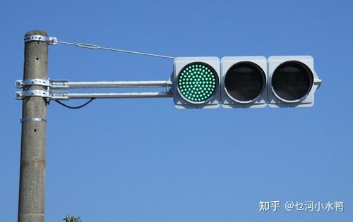 为什么红绿灯的杆子都是直角结构而不用三角结构不是说三角最稳固么
