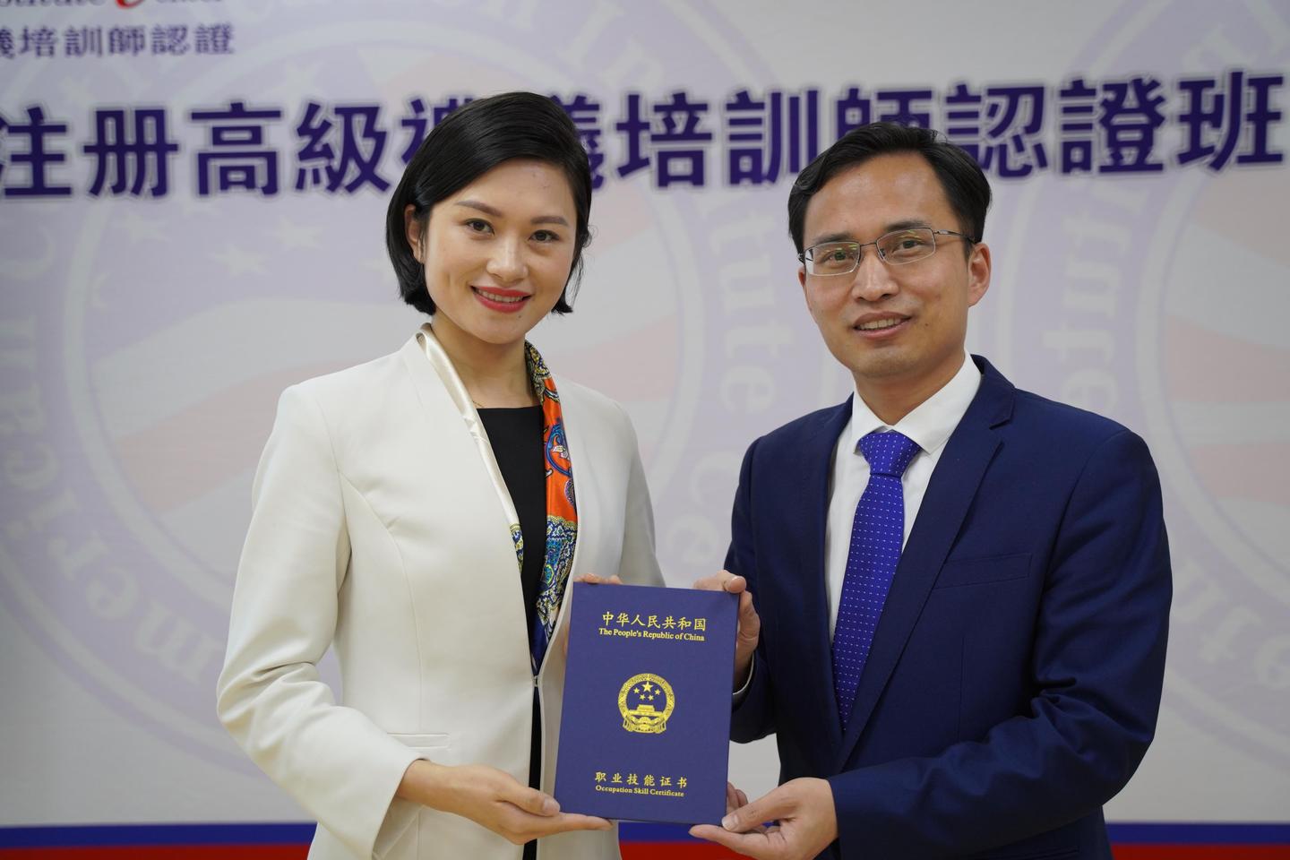 一名优秀的礼仪培训师需要不断的提升如何实现呢