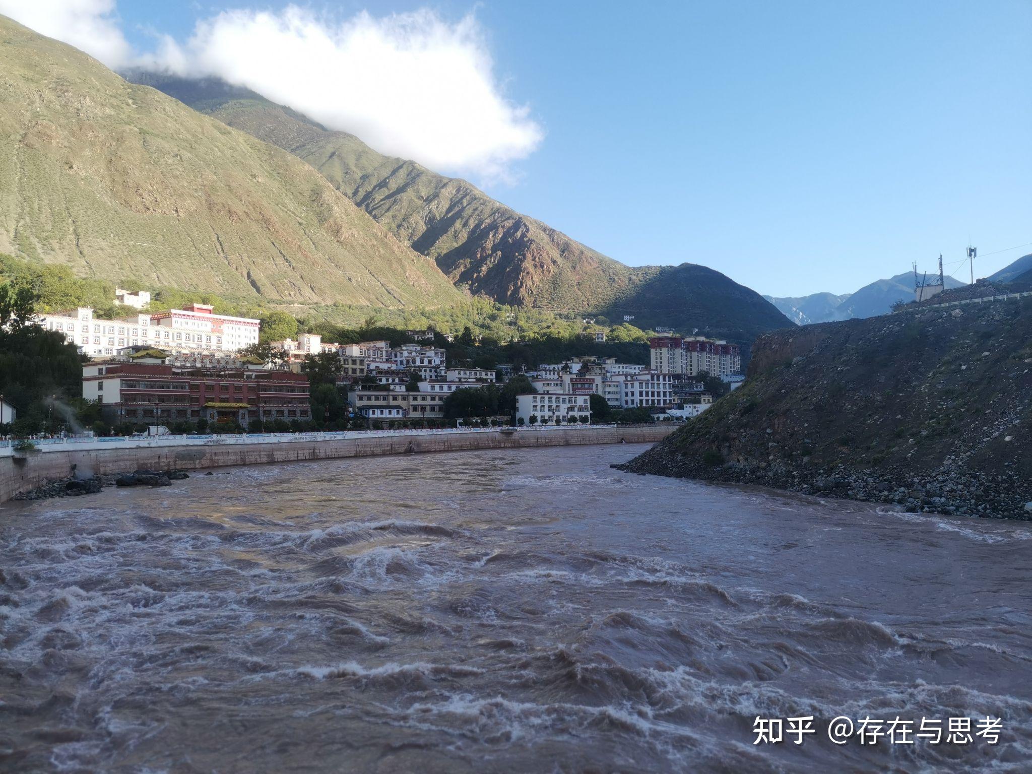 曲孜卡位于西藏昌都市芒康县境内,海拔2200米,环境优美,风景秀丽,值得