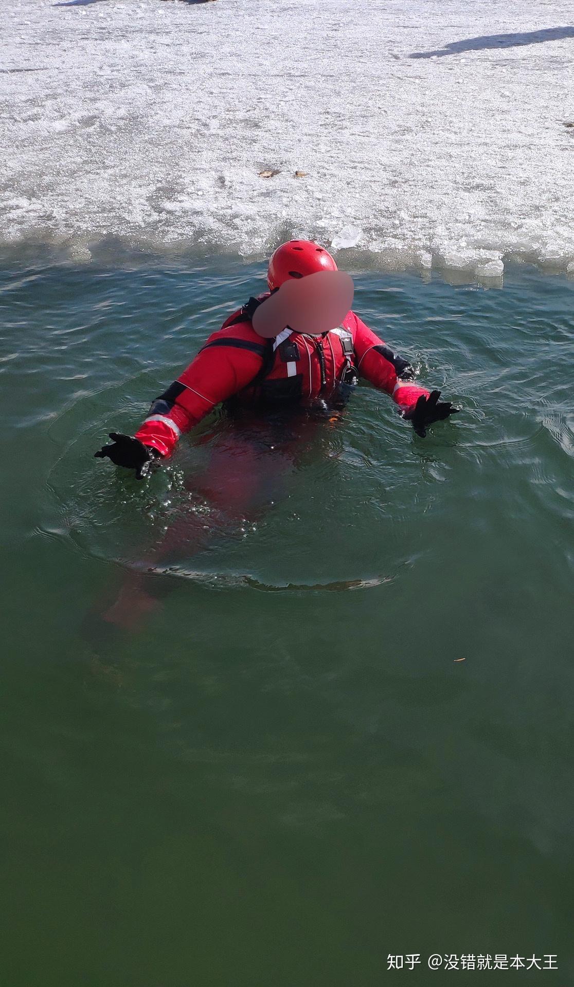 在穿着潜水服救援时是否因服装而有不便之处遇到过哪些问题