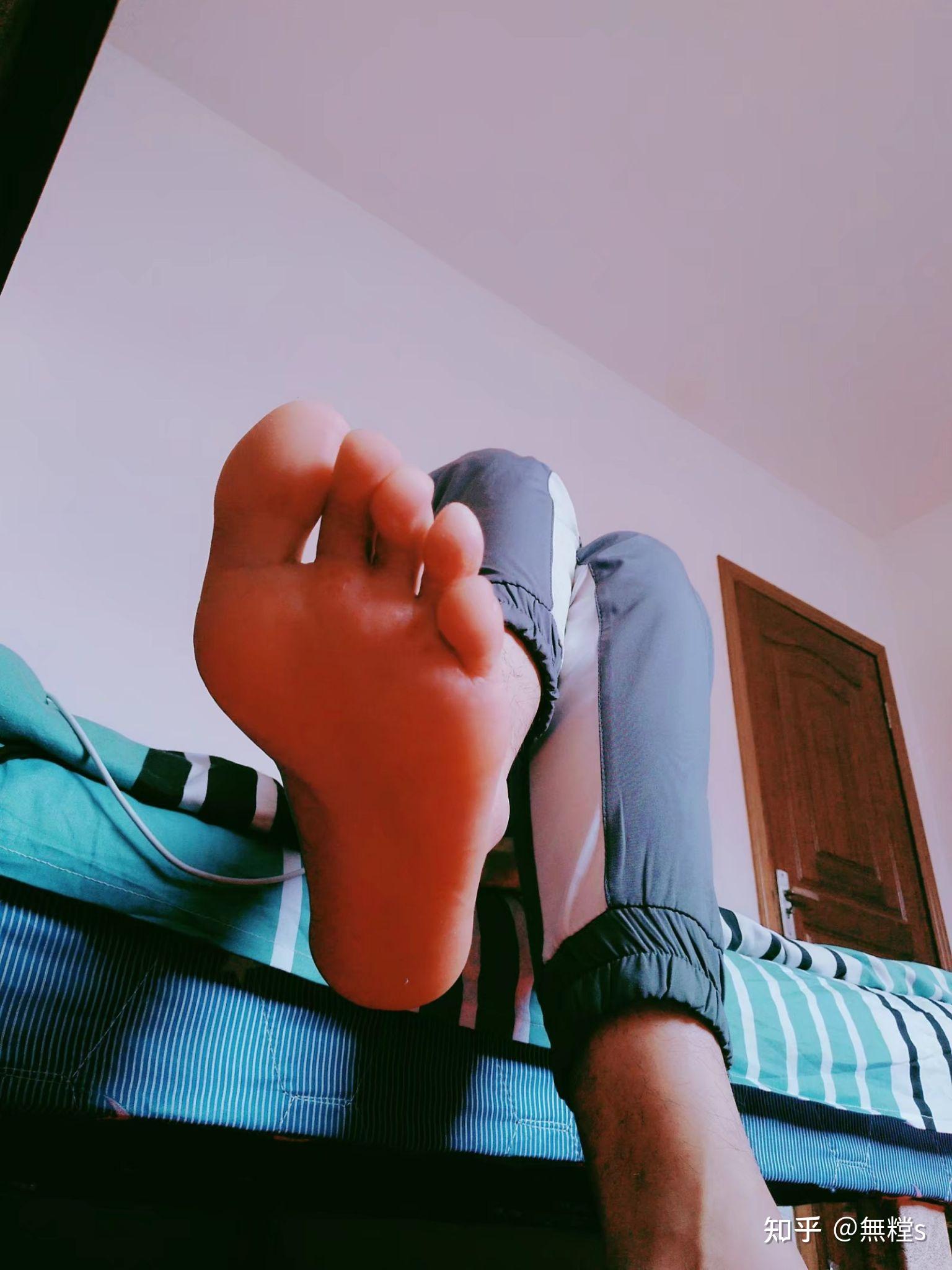 男生的脚 知乎