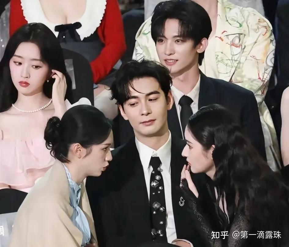 如何评价周也和王玉雯几乎趴在陈星旭身上聊天的行为? - 知乎