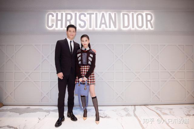 何超莲窦骁现身活动穿针织衫名媛变身小女人对窦骁的称呼太宠