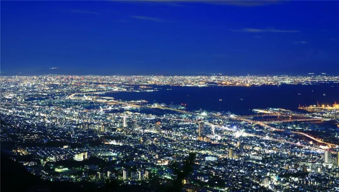 摩耶山是神户六甲山一座标高702米的山峰,有日本最长的空中缆车,单程