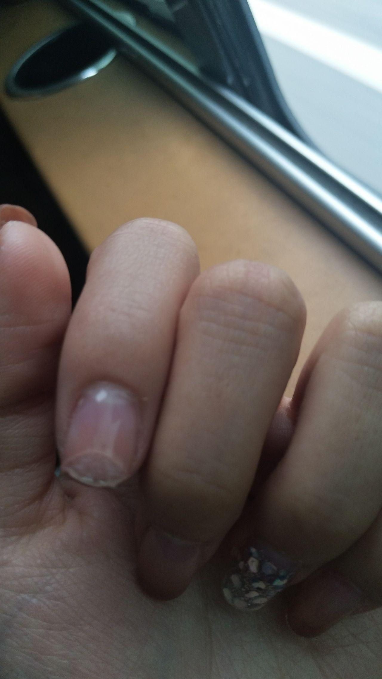 刚做的美甲指甲劈了怎么办