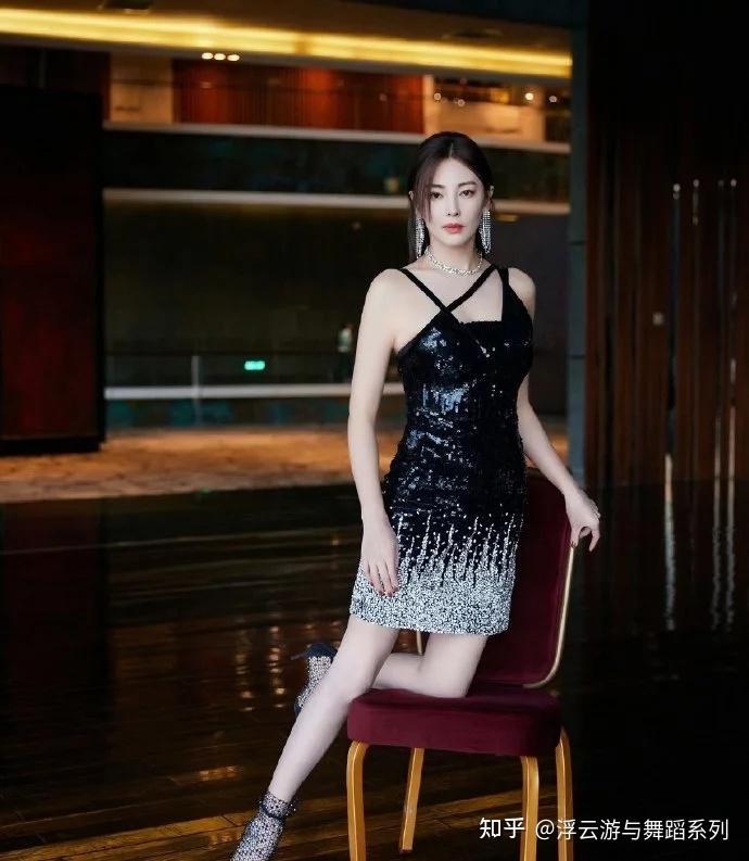 美人鱼中张雨绮红色那件衣服是什么啊