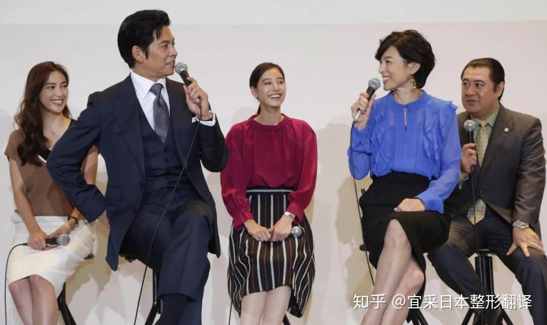 在最新的日剧《金装律师》再次成为同事,上演对手戏,10月已经开播!