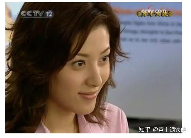 女三号是姜华饰演的女强人景飒,姜华虽然名气不大但颜值也不低,加上