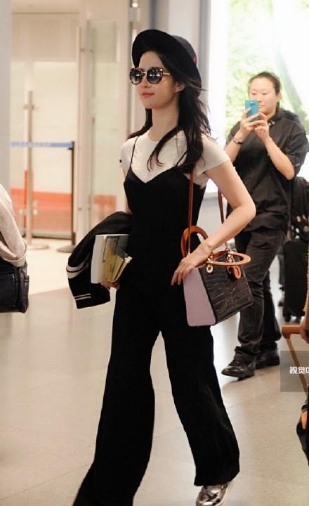 刘亦菲机场穿搭不好看?给我来一打,包包都是爱马仕,根本看不够