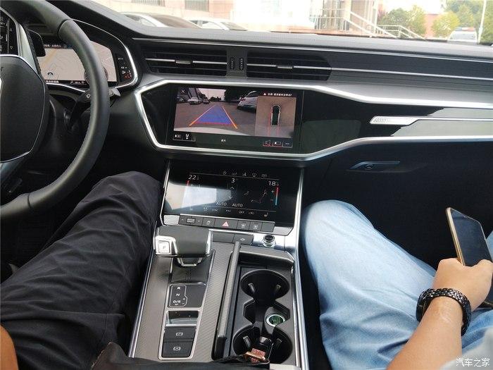 开奥迪a7陪老婆报名考试分享下爱车细节