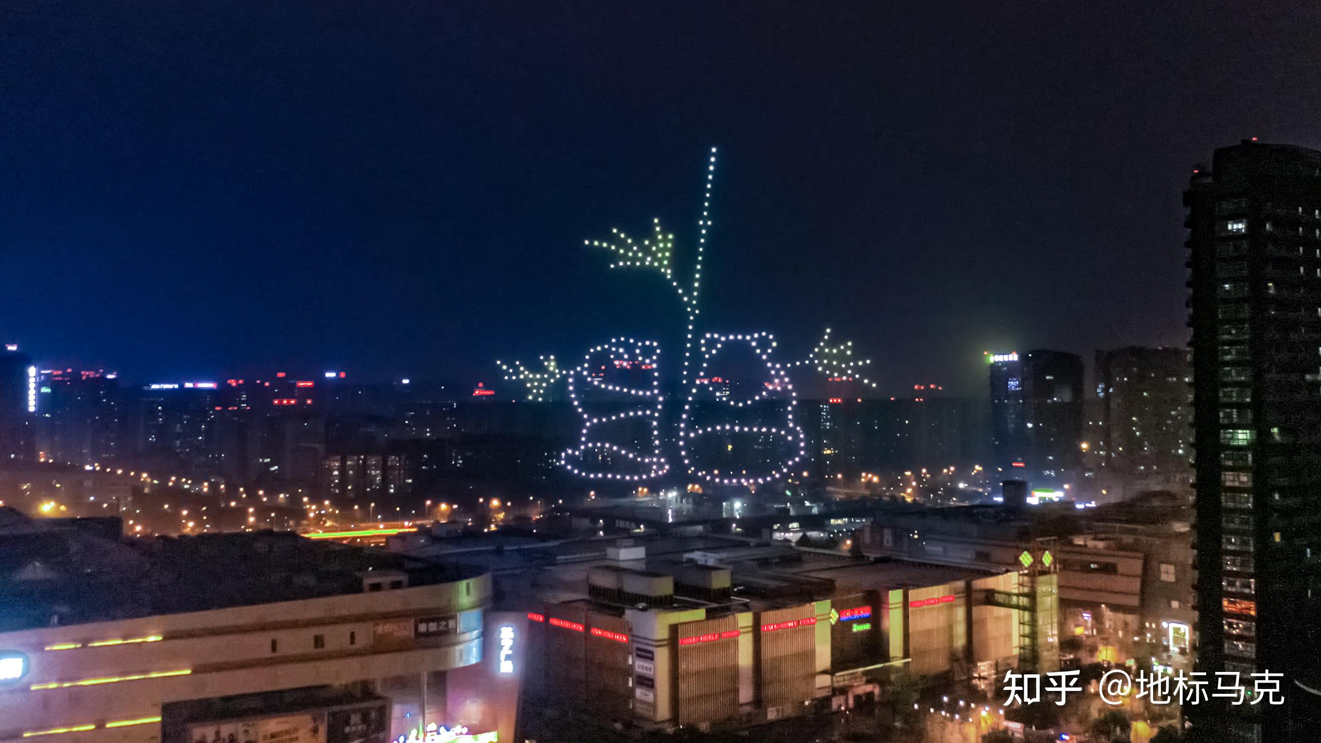 无人方阵又变幻为成都五宝:麻将,脸谱,大熊猫,串串,火锅,在星球环绕下