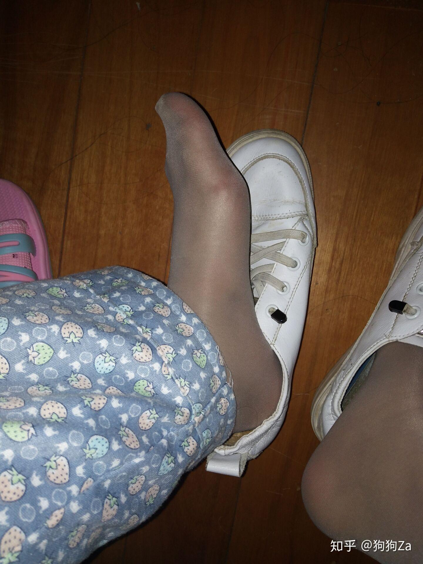 短肉丝袜 帆布鞋/板鞋本来是很土的打扮,为何我却从中看到了一丝清纯