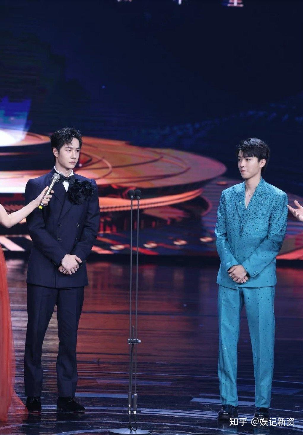 王一博王俊凯同款站姿