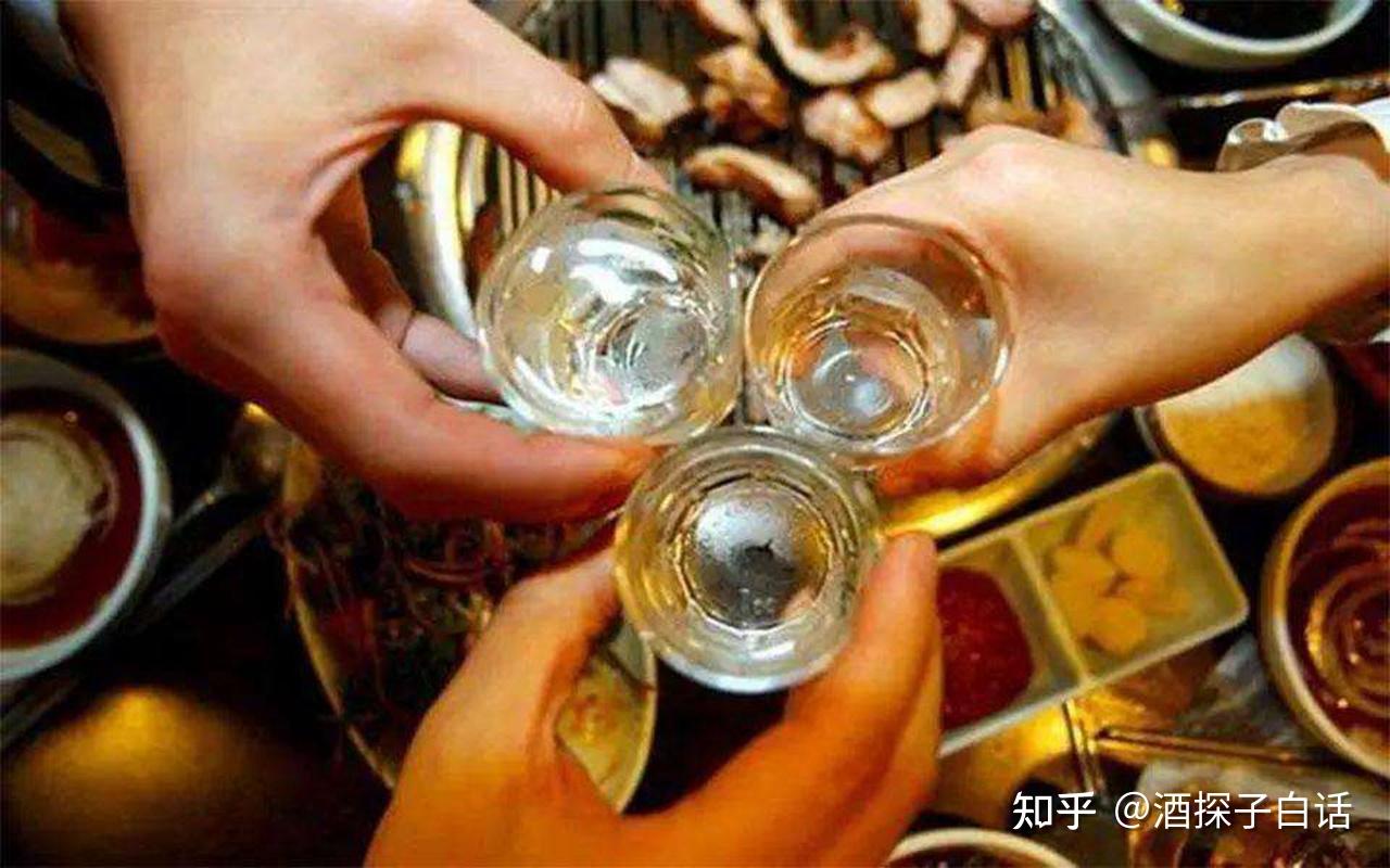 给别人倒酒时,对方敲桌子是什么意思? - 知乎