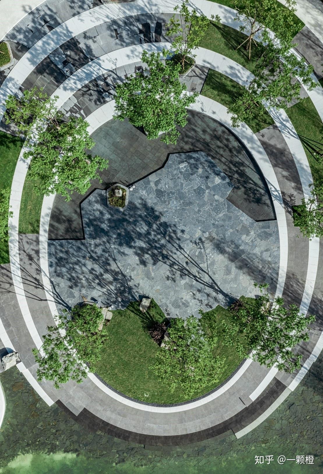 在整个设计当中水的理念不仅仅只是在湖心,湖岸,更是渗透到了景观设计