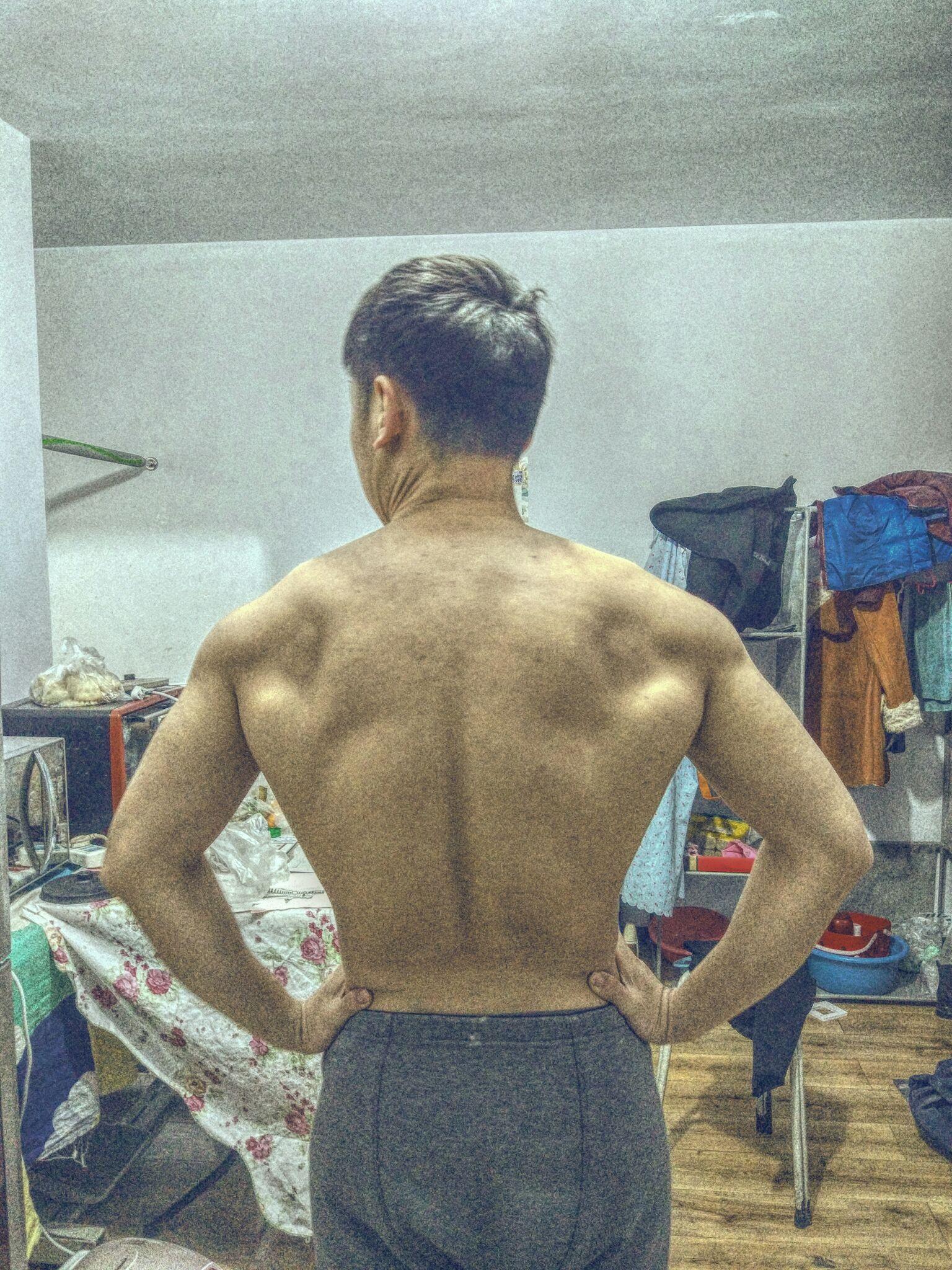 坚持每天做100 俯卧撑一段时间后会怎么样? -