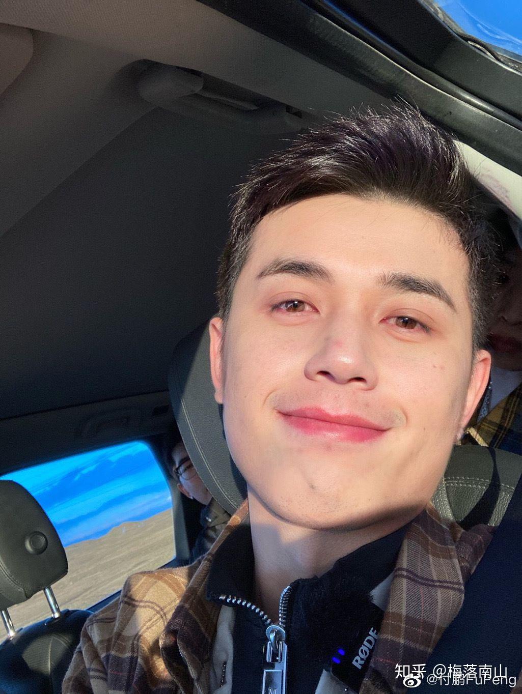 如何评价李佳琦和付鹏直播同时上热搜一事? - 知乎