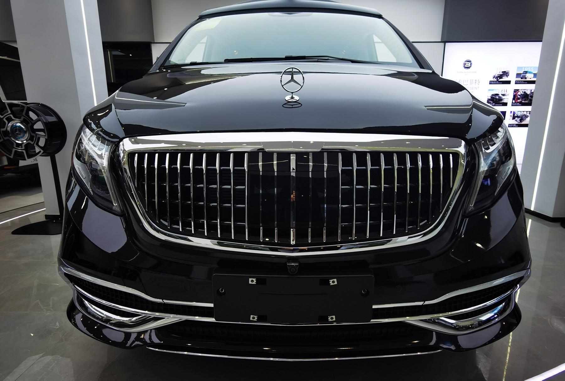 今天为大家带来一台基于奔驰v260l的七座改装案例:巴菲特迈巴赫vs980