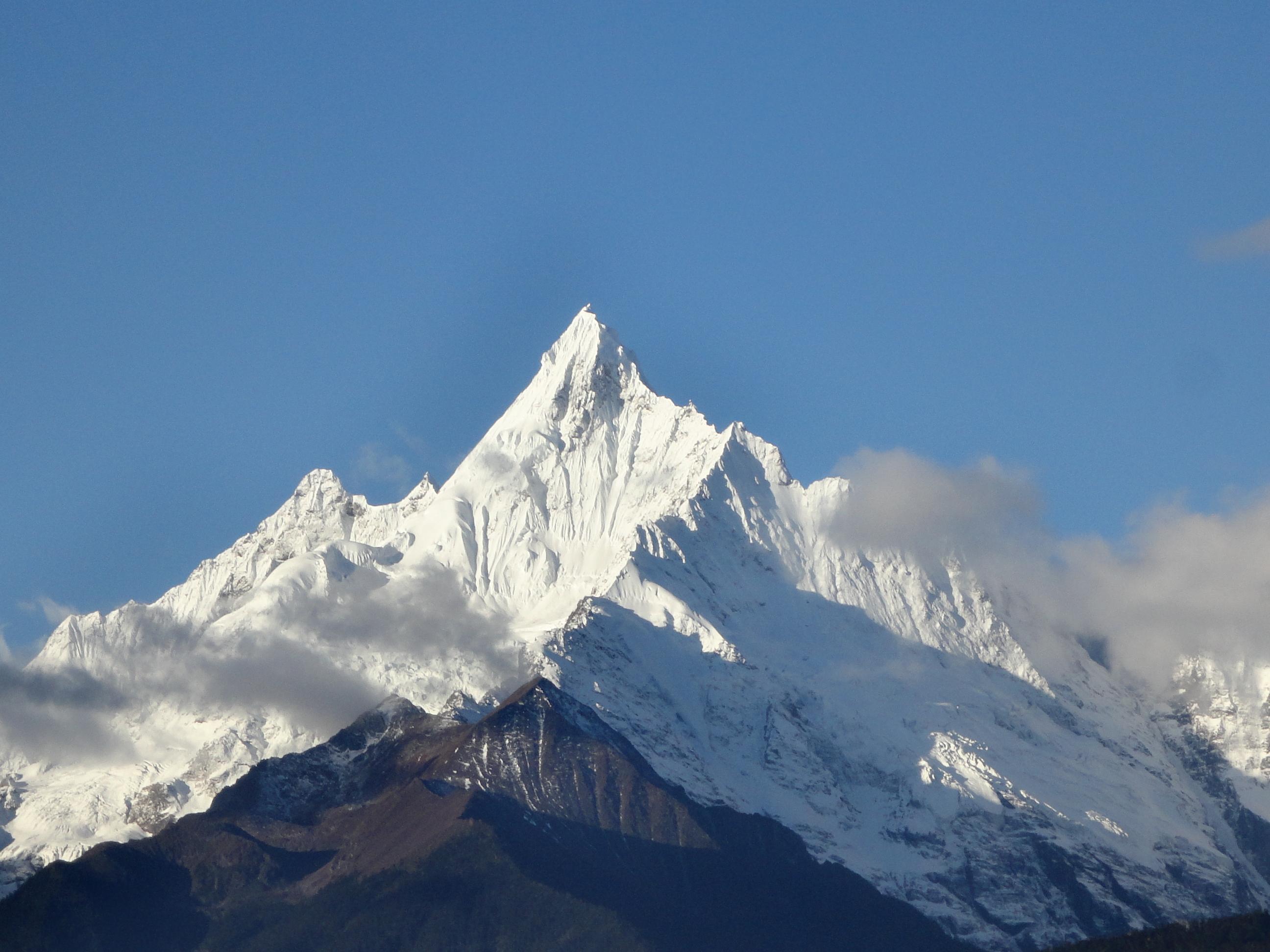 滇藏线翻越白马雪山，主峰海拔5430米景色俊秀迷人-搜狐大视野-搜狐新闻