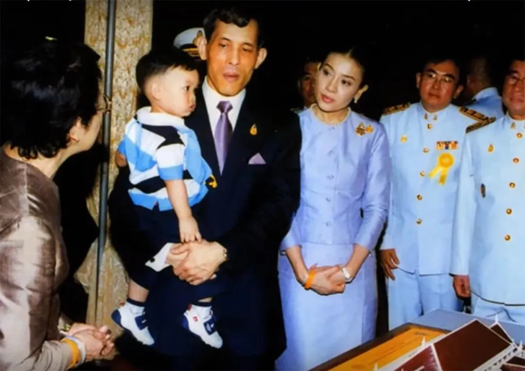 泰国《甄嬛传》最乌龙的双后热搜,是皇室育儿的误区 