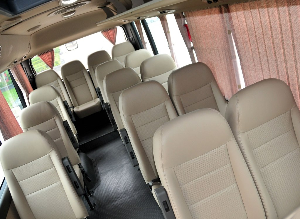 总得来说,康恩迪是典型的轻客产品,内饰方面,驾驶舱采用大量深灰色