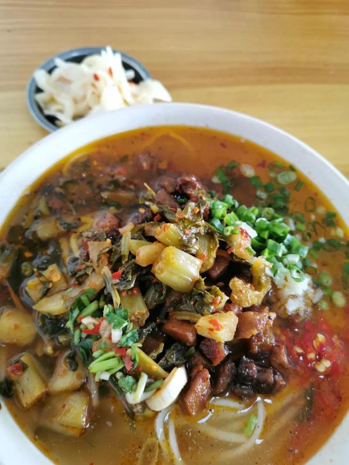 山川百味巍山的耙肉餌絲