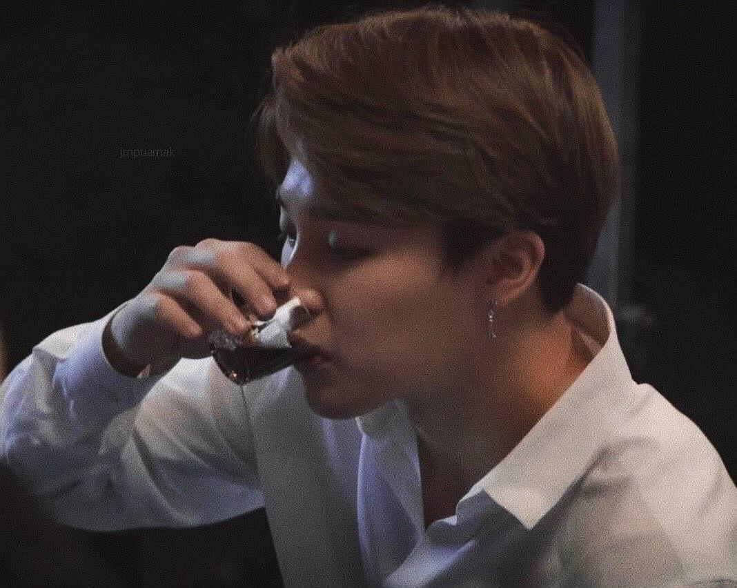 有没有防弹少年团帅气的喝酒图片,动图也可?