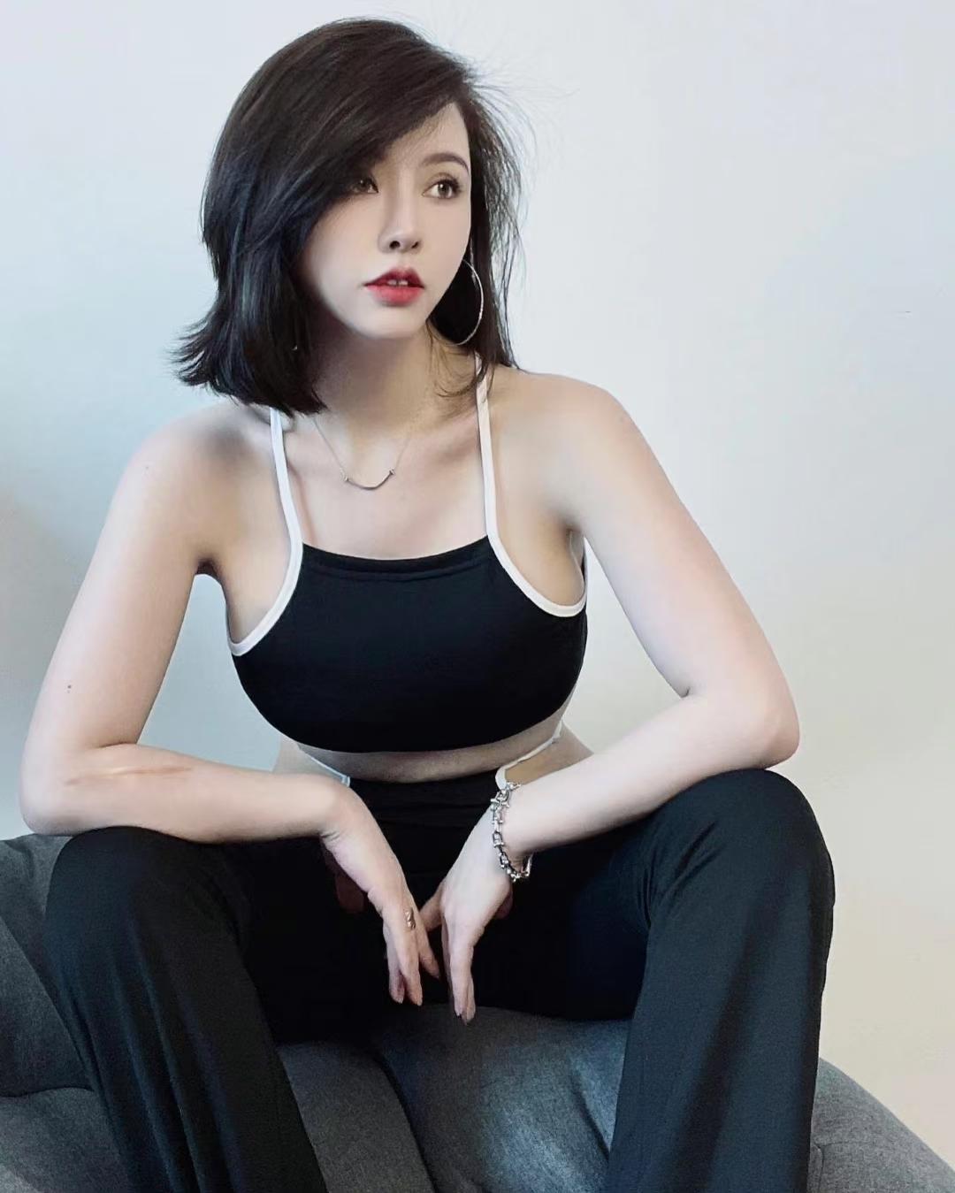 胸大穿吊带自拍发朋友圈会被觉得轻浮吗? - 知乎