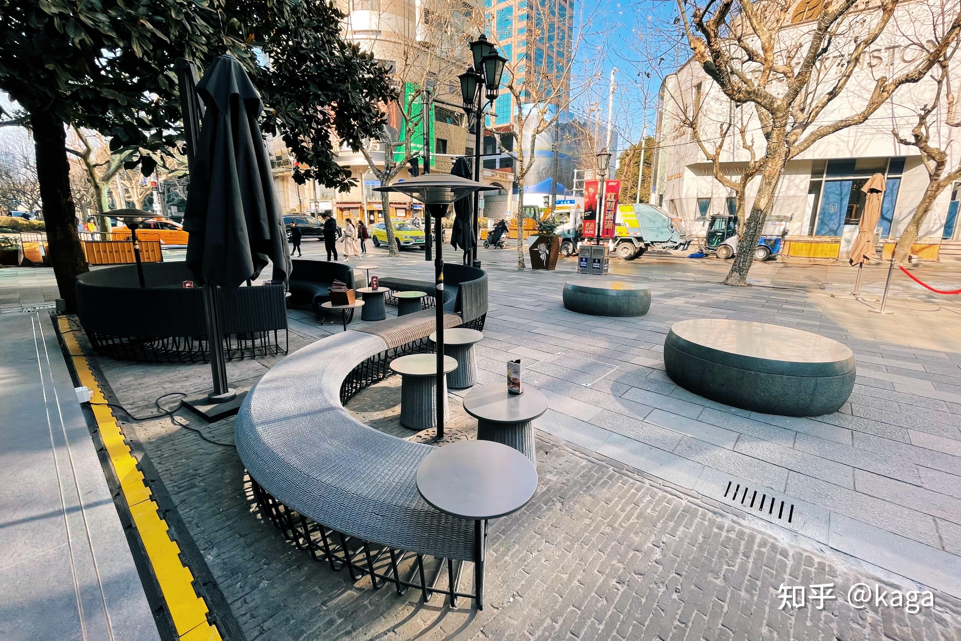 更新后的星巴克外摆空间舍弃了相对传统的桌椅布局,采用了更为流线型