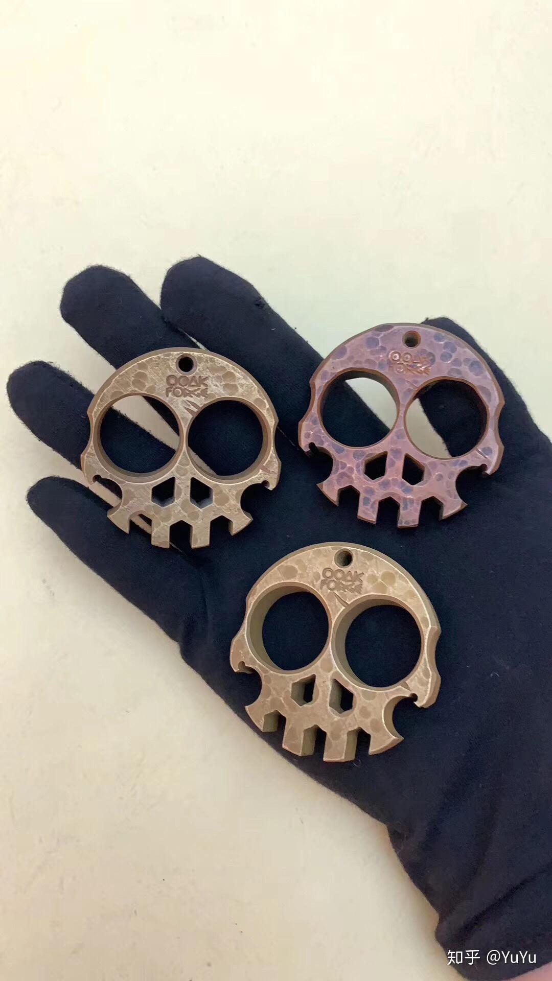 超酷骷髅指虎,每把都为钛合金制作,表面炫酷的烤色.指虎尺寸5.