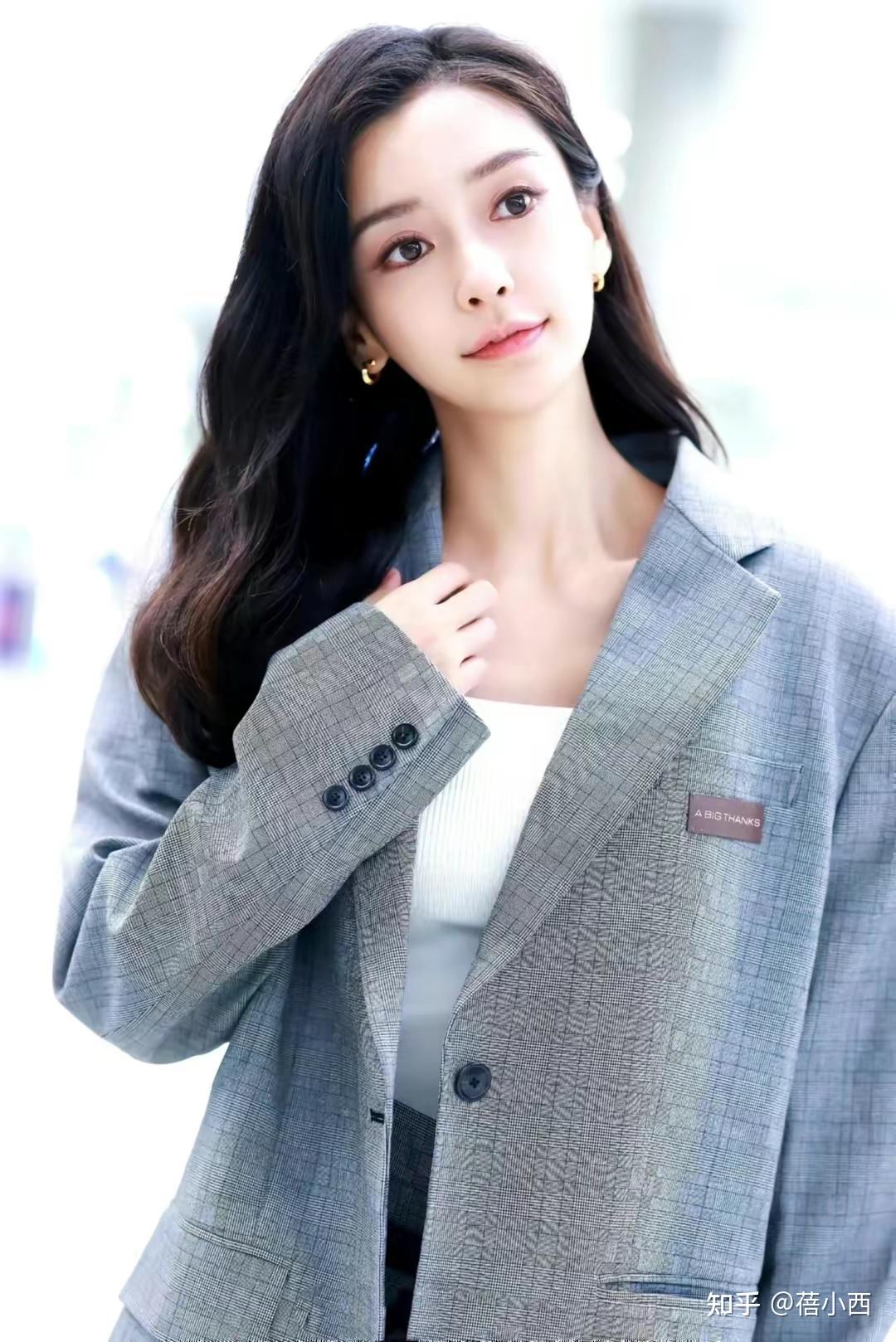 杨颖也太适合学院风了一身灰色西装配百褶裙好减龄时髦又少女