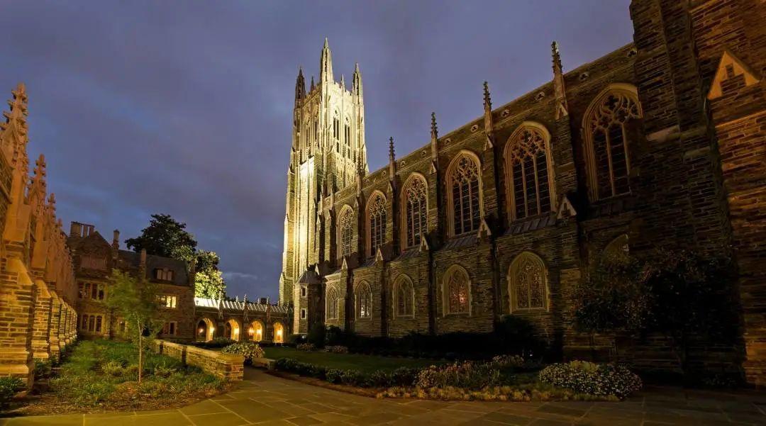 hall),以及端坐于前方空地的学校创始人约翰卡罗尔主教的雕塑